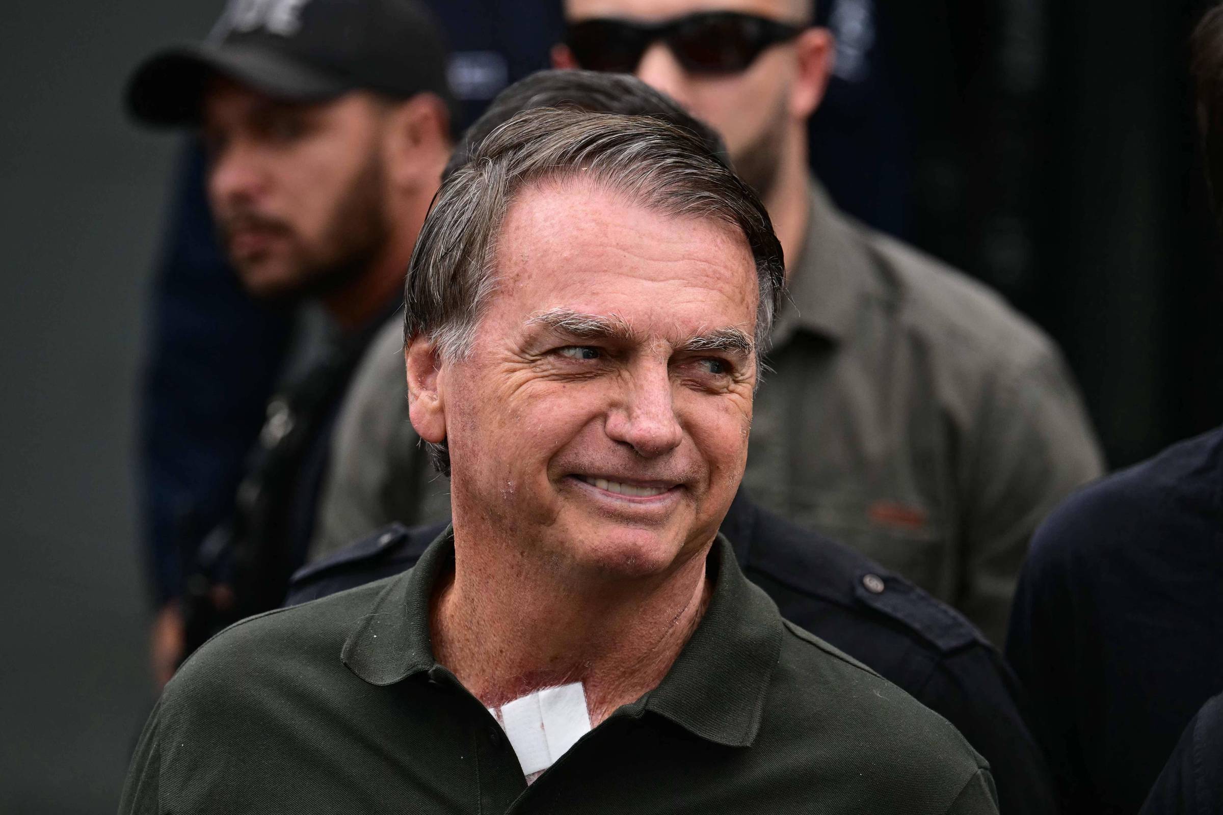 Bolsonaro tem alta de hospital e volta para prisão domiciliar após passar por cirurgia no ombro