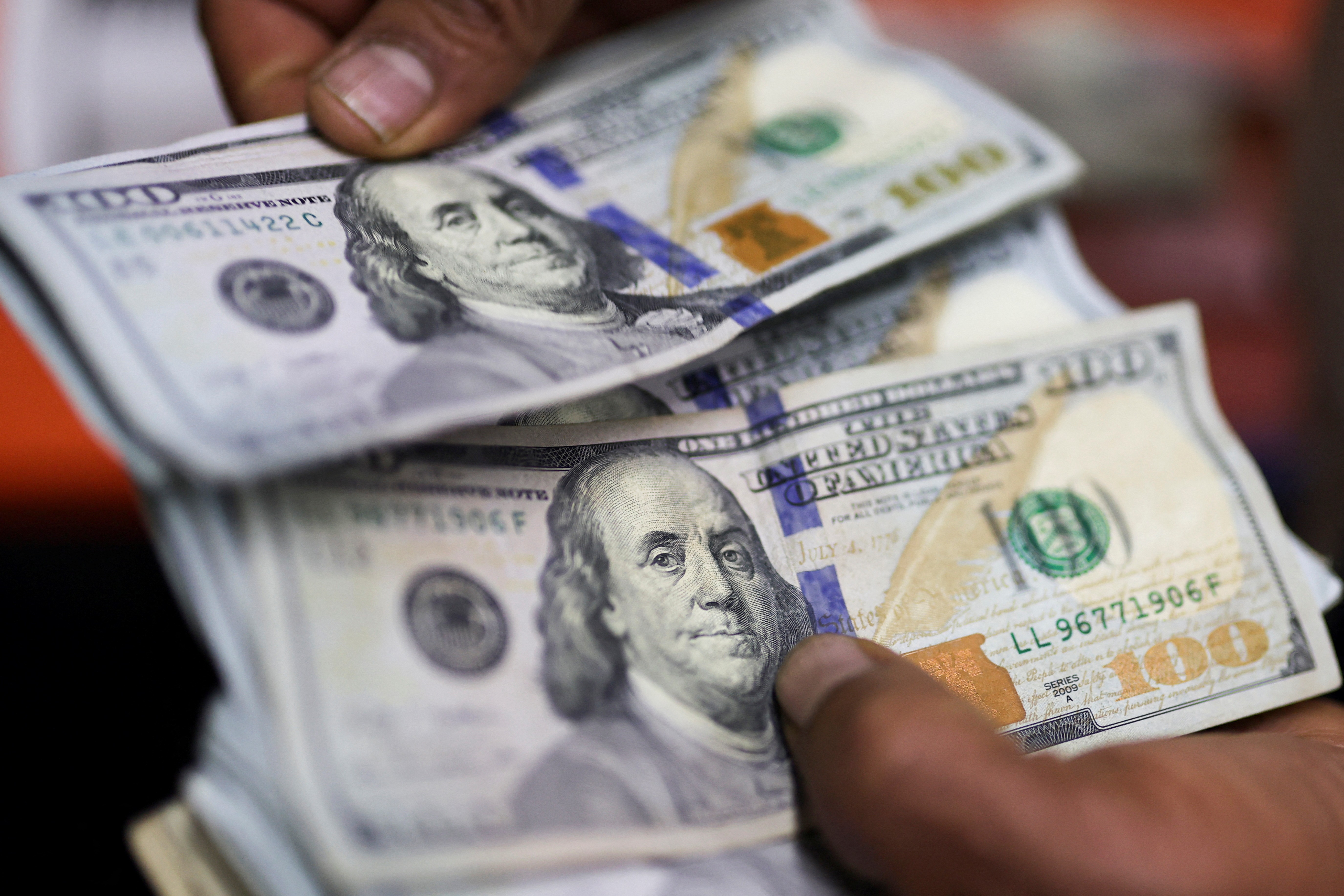 Dólar inicia o dia em alta com petróleo e IPCA-15 no radar