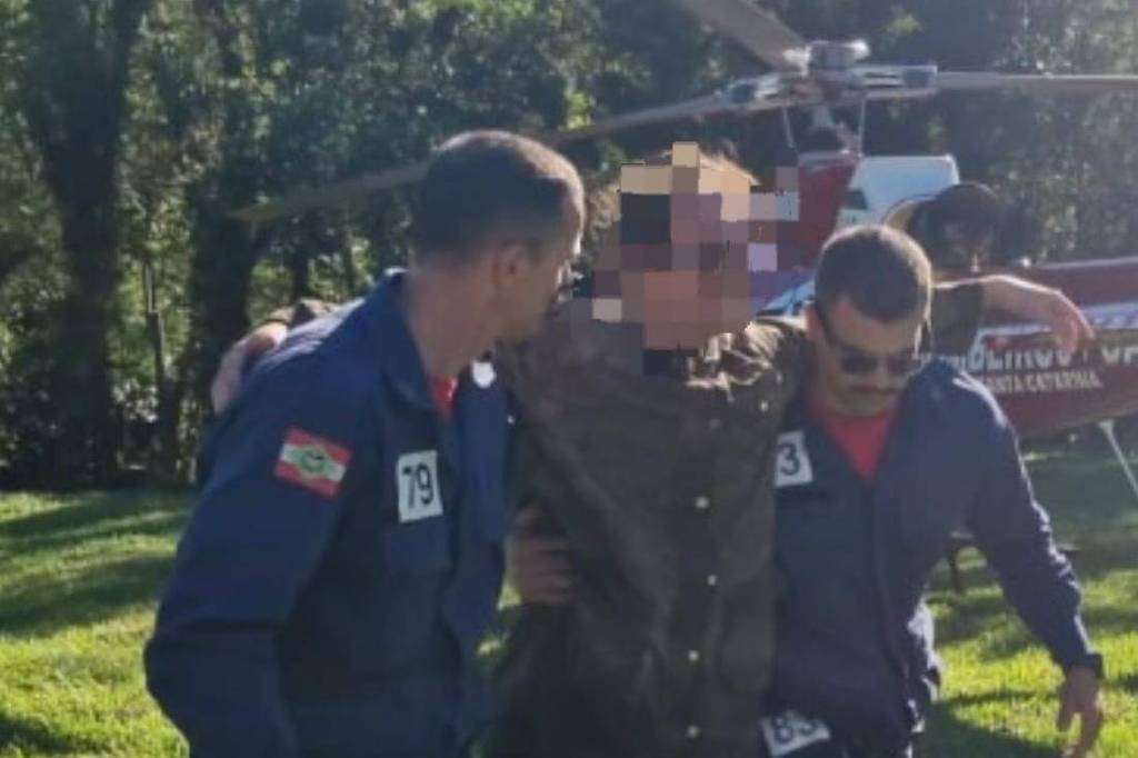 Trilheiro desaparecido é resgatado com vida após ficar 5 dias sem comer em SC, dizem bombeiros