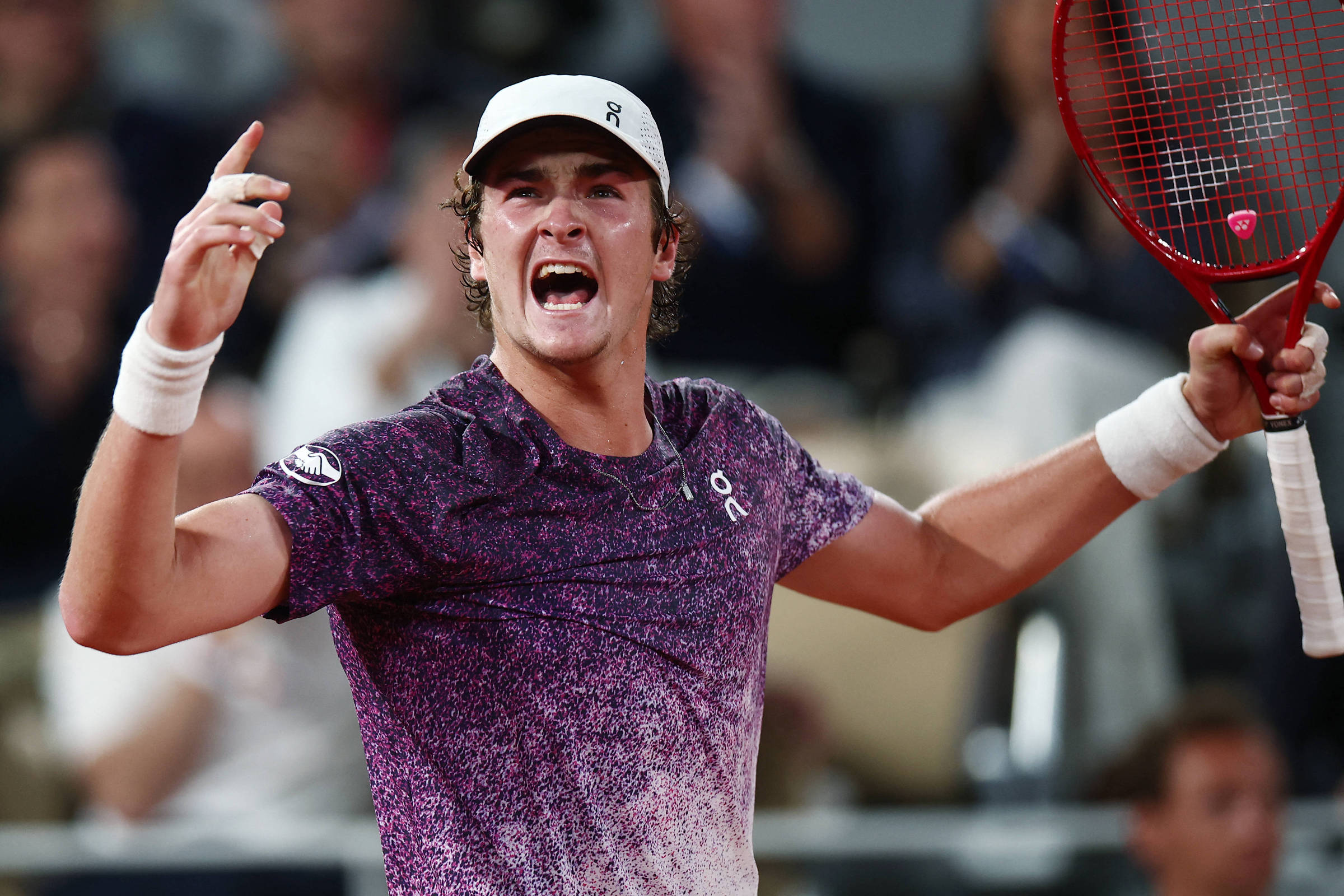 'É um prazer vencer na frente dele', diz João Fonseca sobre Guga em Roland Garros