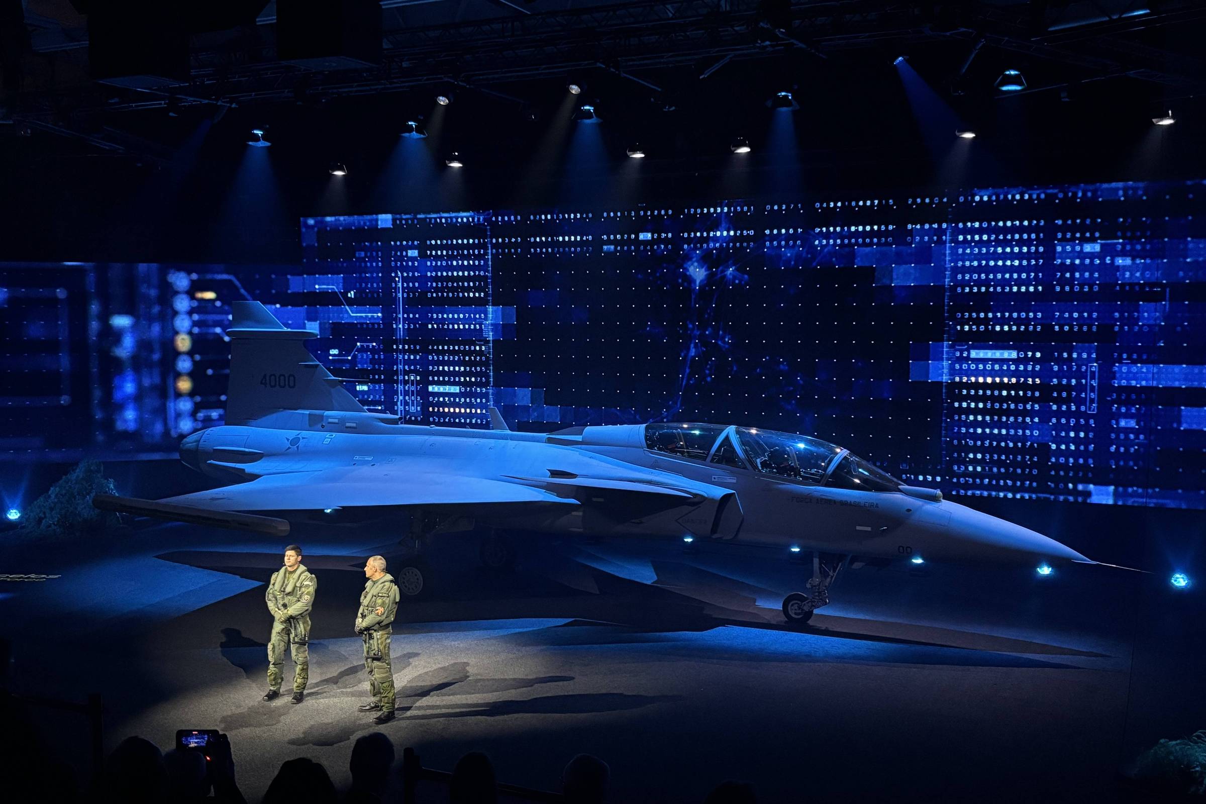 Saab lança caça Gripen desenvolvido com brasileiros; veja vídeo