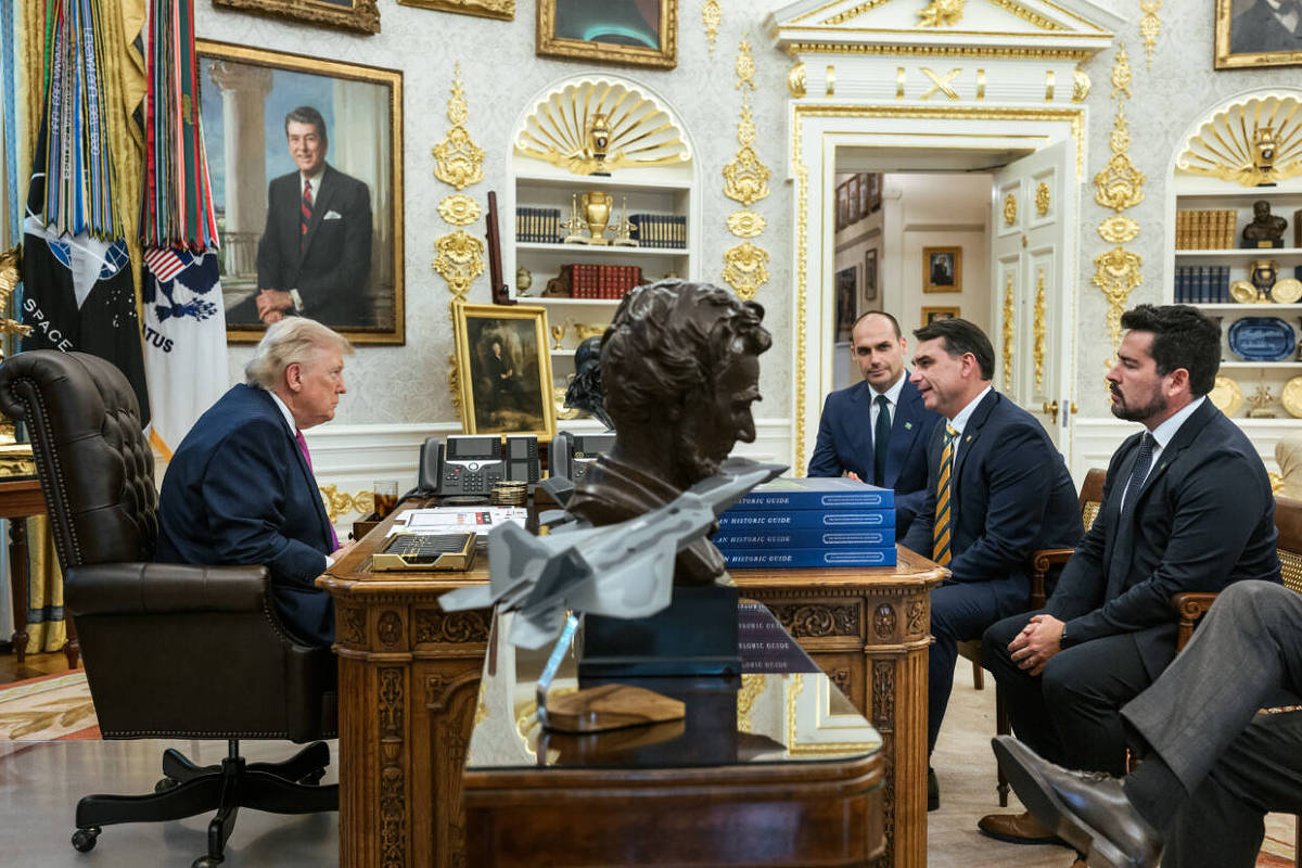 Trump posta foto com Flávio Bolsonaro e diz que ele é um 'rapaz esperto' que 'ama seu país'
